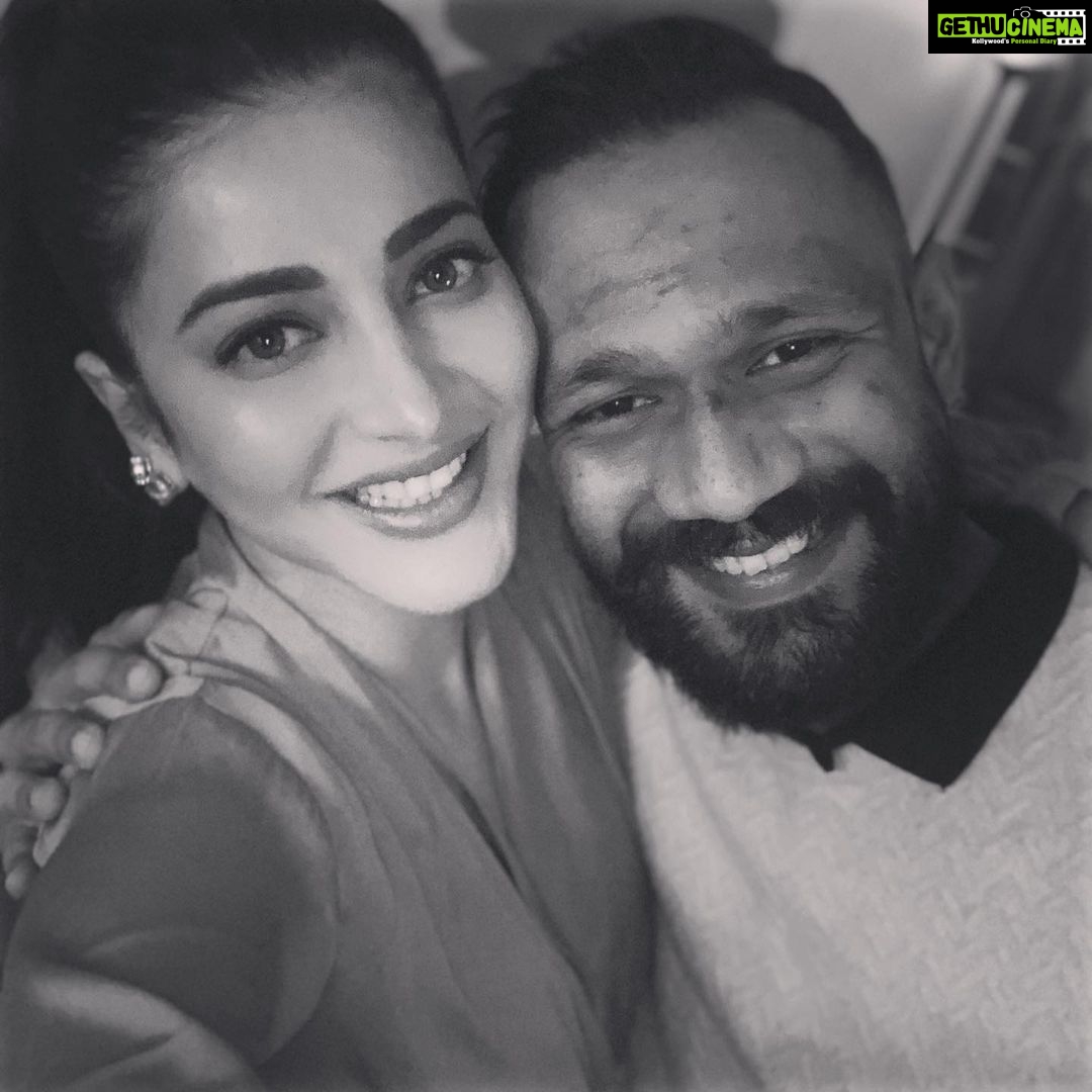 Shruti Haasan Instagram - Happy happy birthday to my best mate @bass.pilot have the best year ever !!!!!! 💥 youre such a good friend such a good man and such an idiot. Love you lots 🖤 #kakkoos #30yearsofannoyingeachother