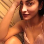 Shruti Haasan Instagram - Major laze = happiness #saturday #weekend