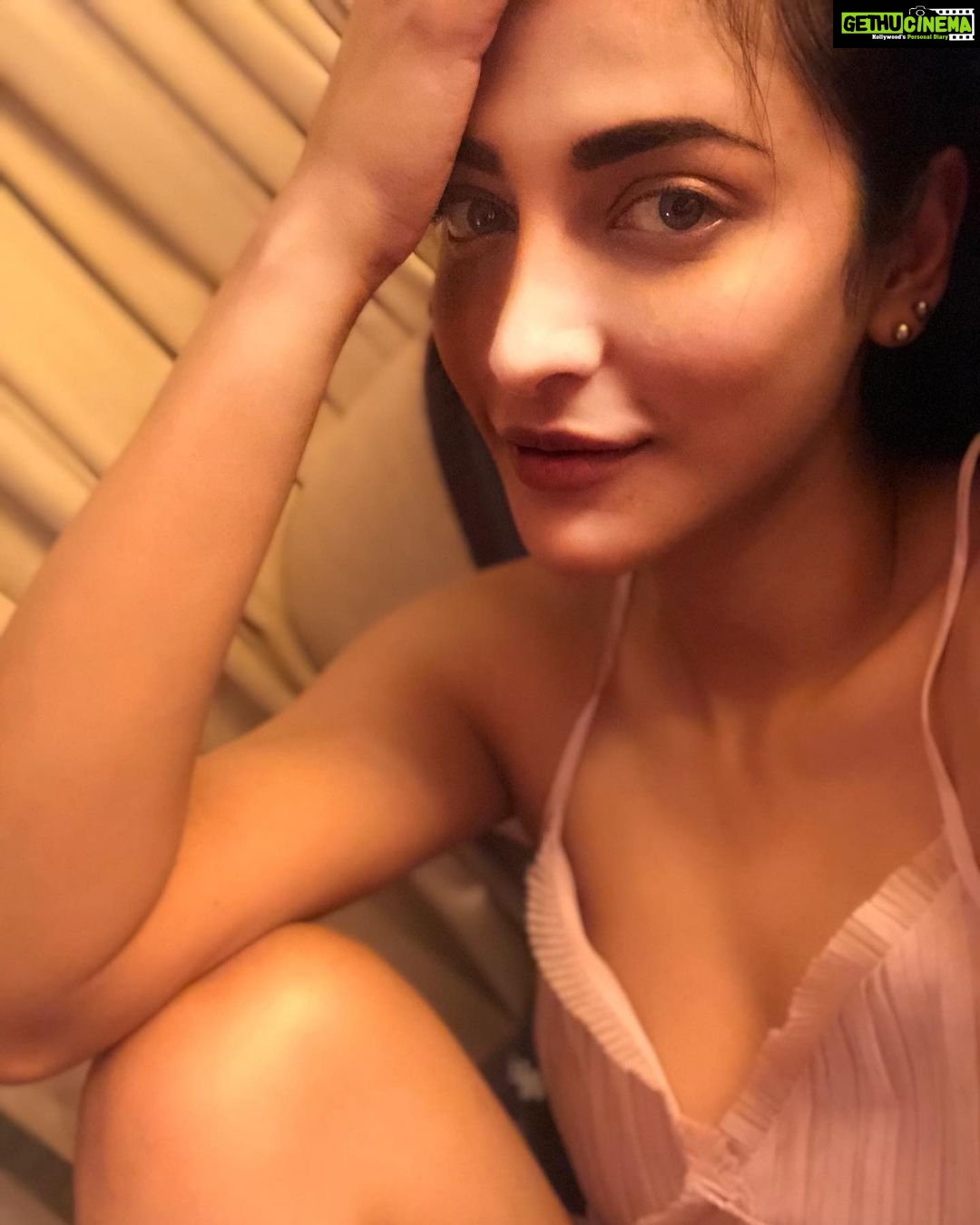 Shruti Haasan Instagram - Major laze = happiness #saturday #weekend