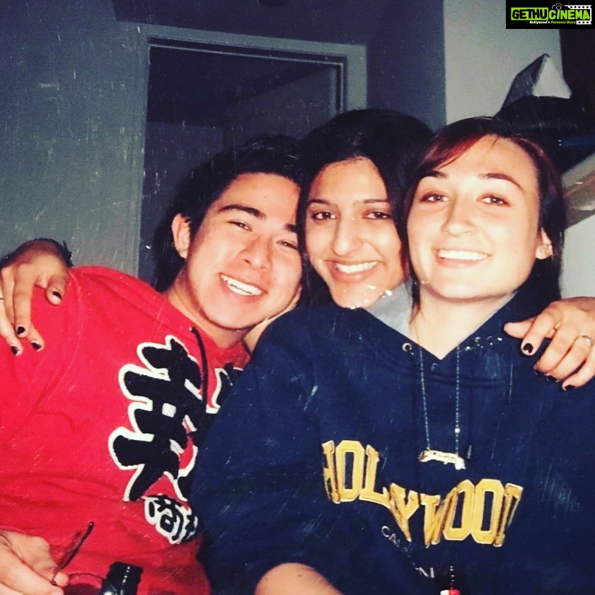 Shruti Haasan Instagram - Throwback to when we were 19 and ate only Shahu Shabu, chicken fingers and burgers but made so much music and made friends for life !! Love you both ❤️ @jenn_sthilaire @brianlammusic #hawthornehollywood #musicschool #memories