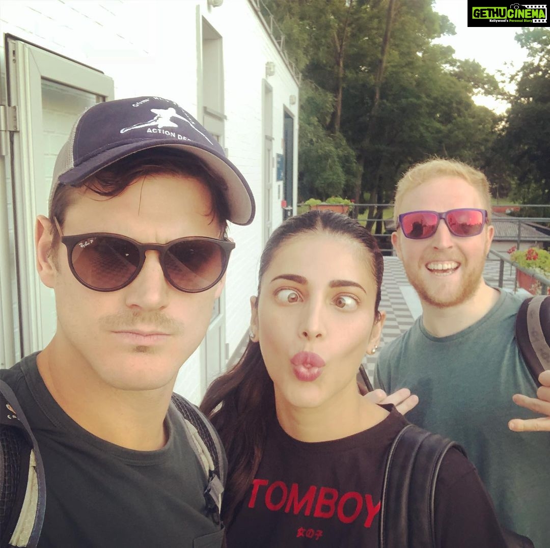 Shruti Haasan Instagram - Such a fun evening with the lads !! @milkystunts @mrjames.harris Margaret Island