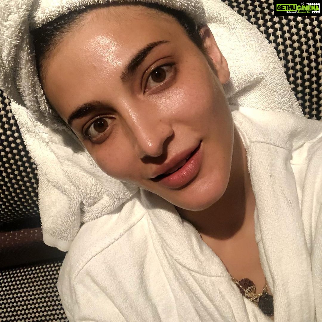 Shruti Haasan Instagram - Unplanned relaxed evening before Iām off again - thankful for my life š #nomakeup #nofilter #nofuss #lotsofhaahtags Delhi, India