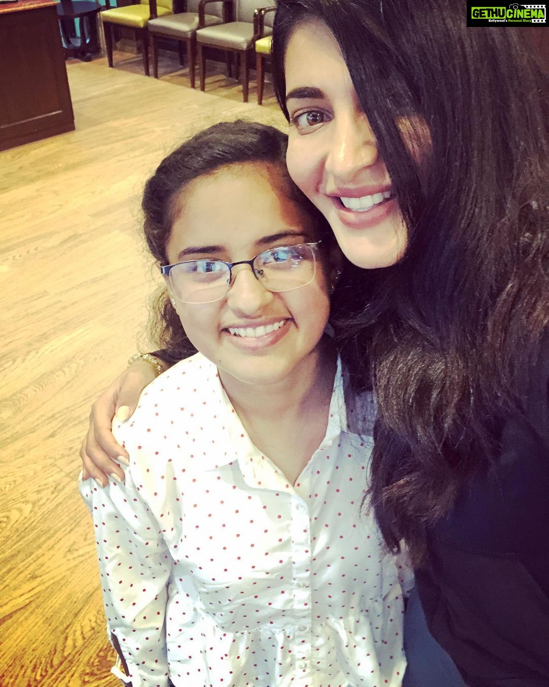 Shruti Haasan Instagram - So heartwarming to meet the people who have supported and loved me online and otherwise ! Kavya aka @shrutzhaasank drove here from four hours away to see me and got me the loveliest presents. Thankyou so much ❤️💕❤️I feel so blessed and touched
