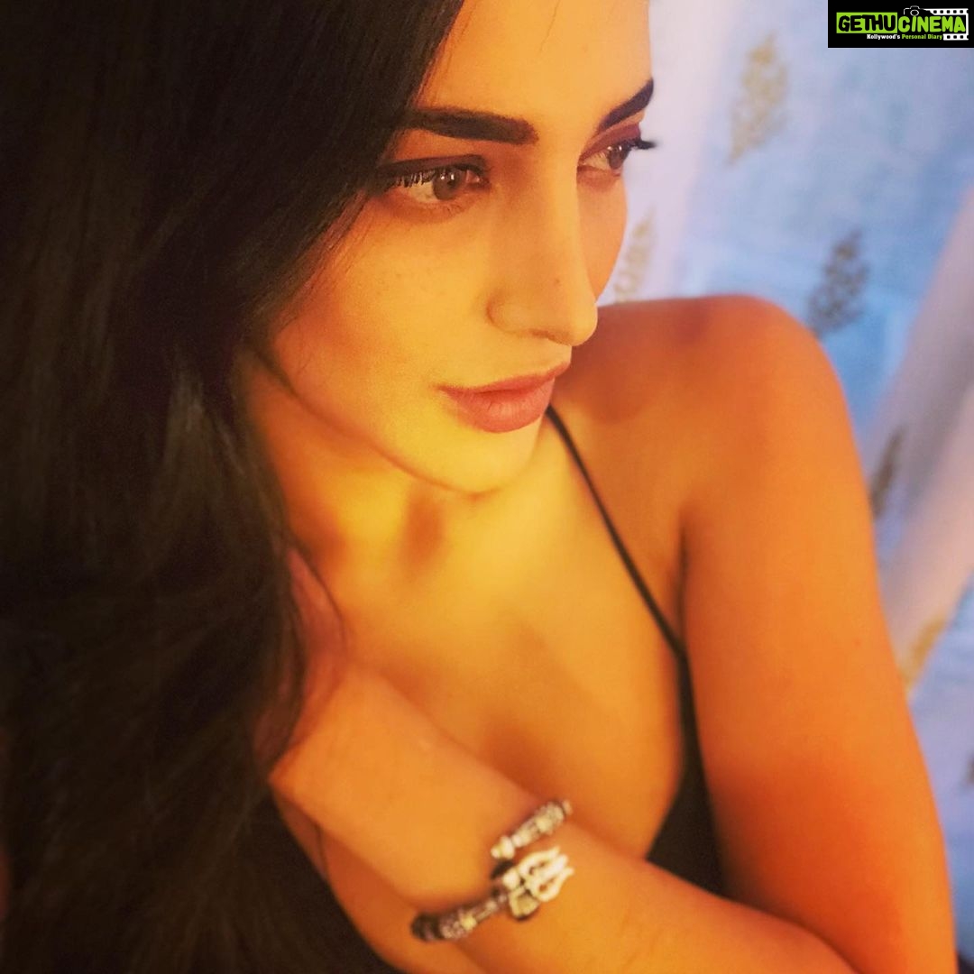 Shruti Haasan Instagram - Make your own kind of magic and make it count 🖤