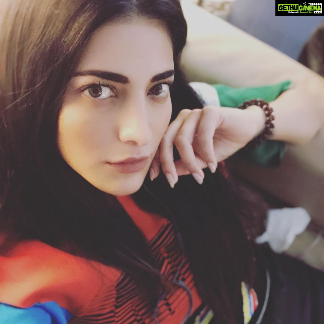 Shruti Haasan Instagram - We meet again - my arch nemesis - JETLAG #brainfart #tiredbutnottired #timezonewhiplash Dubai International Airport