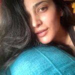 Shruti Haasan Instagram - Couch day Saturday 💚 #weekendvibes #home #makeupfree #filterfree #stressfree