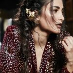 Shruti Haasan Instagram - The accessories alert! Think tribal-inspired bangles and ear-cuffs. Im loving the influx of nature as a leitmotif in jewelry. My favourite? The butterfly ear cuff from @MrinaliniChandraofficial Browse the digital issue at magazine.azafashions.com, or pick up a copy at Aza stores. Accessories: @mrinalinichandralabel, @amrapalijewels Photography: @Arjun.mark Styling: @sanjanabatra Art Director: @prashish_moore Make up: @dilshadukaji_mua Hair: @dilshadukaji_mua