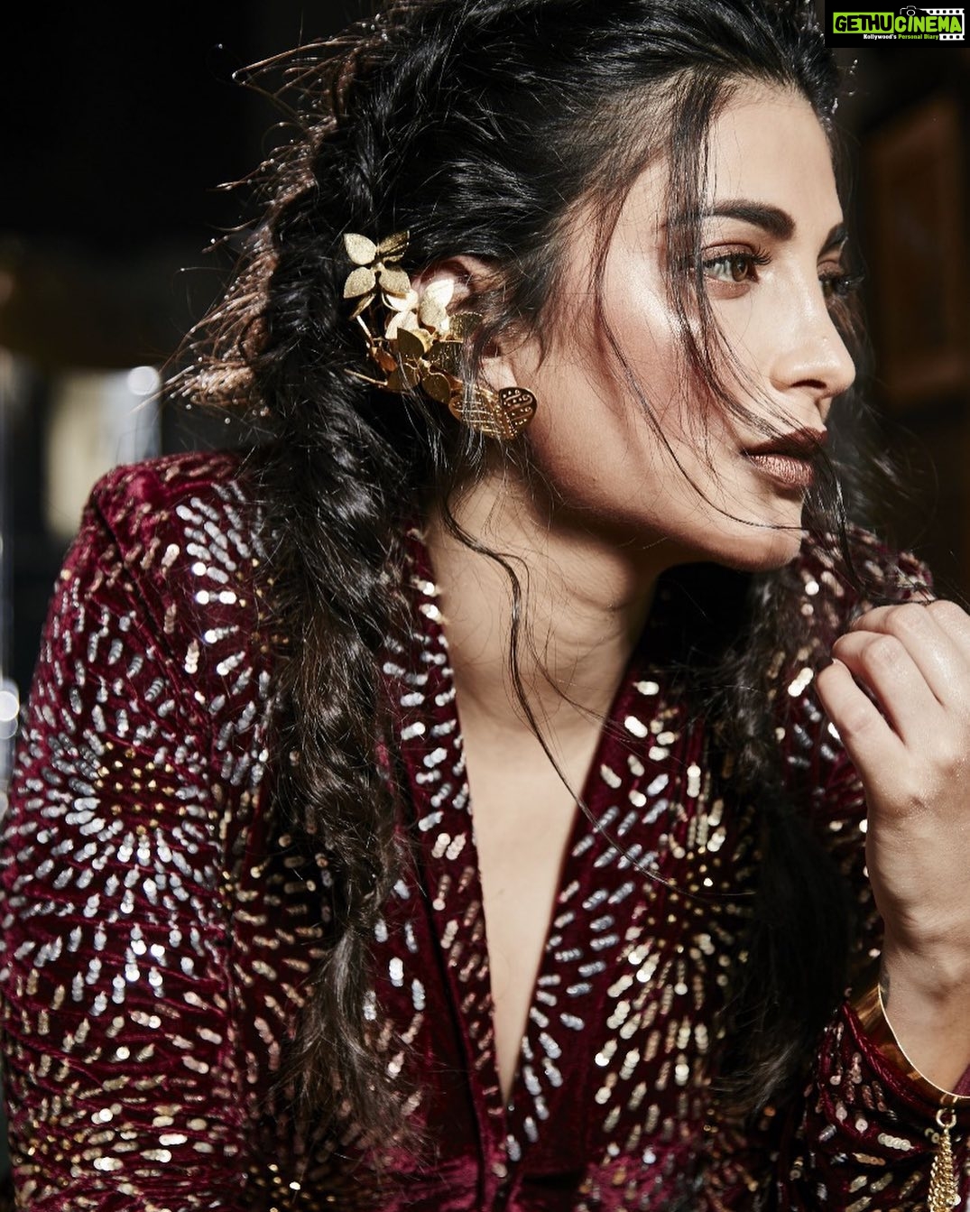Shruti Haasan Instagram - The accessories alert! Think tribal-inspired bangles and ear-cuffs. Im loving the influx of nature as a leitmotif in jewelry. My favourite? The butterfly ear cuff from @MrinaliniChandraofficial Browse the digital issue at magazine.azafashions.com, or pick up a copy at Aza stores. Accessories: @mrinalinichandralabel, @amrapalijewels Photography: @Arjun.mark Styling: @sanjanabatra Art Director: @prashish_moore Make up: @dilshadukaji_mua Hair: @dilshadukaji_mua