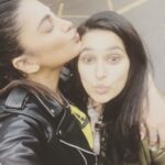 Shruti Haasan Instagram - Ramesh and Suresh reunited in London 😂 so proud of this girl ❤️ the woman she is the mother she is and what an absolute master at balancing work and life #inspiration #areyoueurope #besties