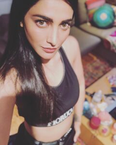 Shruti Haasan Instagram - Never say never 🖤 #londoning