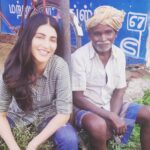 Shruti Haasan Instagram - With mr.pachaiappa the most adorable man in rajapalayam :) he’s a farmer from the rice fields and was enjoying a chill evening till we showed up to shoot, but he seemed quite pleased either way :)