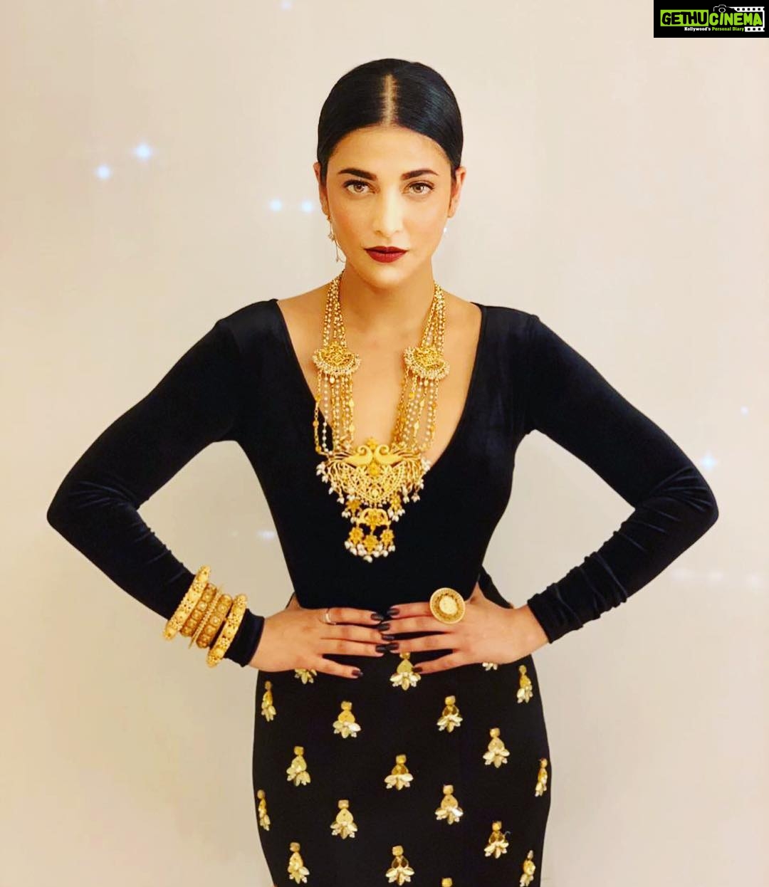 Shruti Haasan Instagram - For ashrita and vinayaks reception in Hyderabad 💕 wishing the beautiful couple so much happiness ,such an elegant evening and so lovely to see my most favourite @venkateshdaggubati again !! 👗 - @papadontpreachbyshubhika 💍 - @tribebyamrapali , @minerali_store , @curiocottagejewelry 👠 - @charleskeithofficial Styled By - @stylebyami @rashimorbia 💄 @dilshadukaji_mua