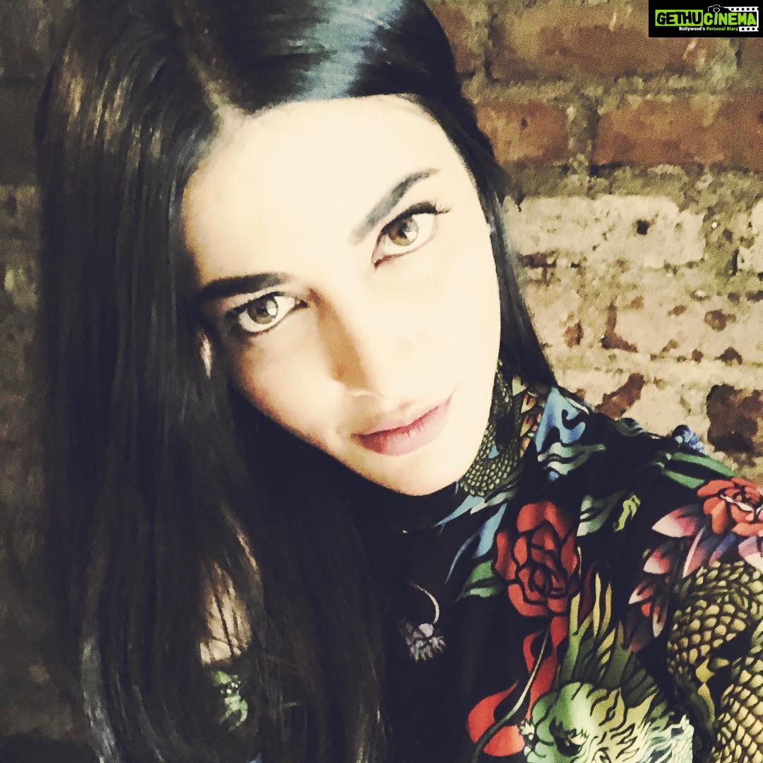 Shruti Haasan Instagram - Hey there ! Just thought Iād stare into you pointlessly š