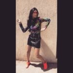 Shruti Haasan Instagram - So ... I’m off to sing another song today 🖤 #workmode #music #toomuchsunshine #toomuchenergy