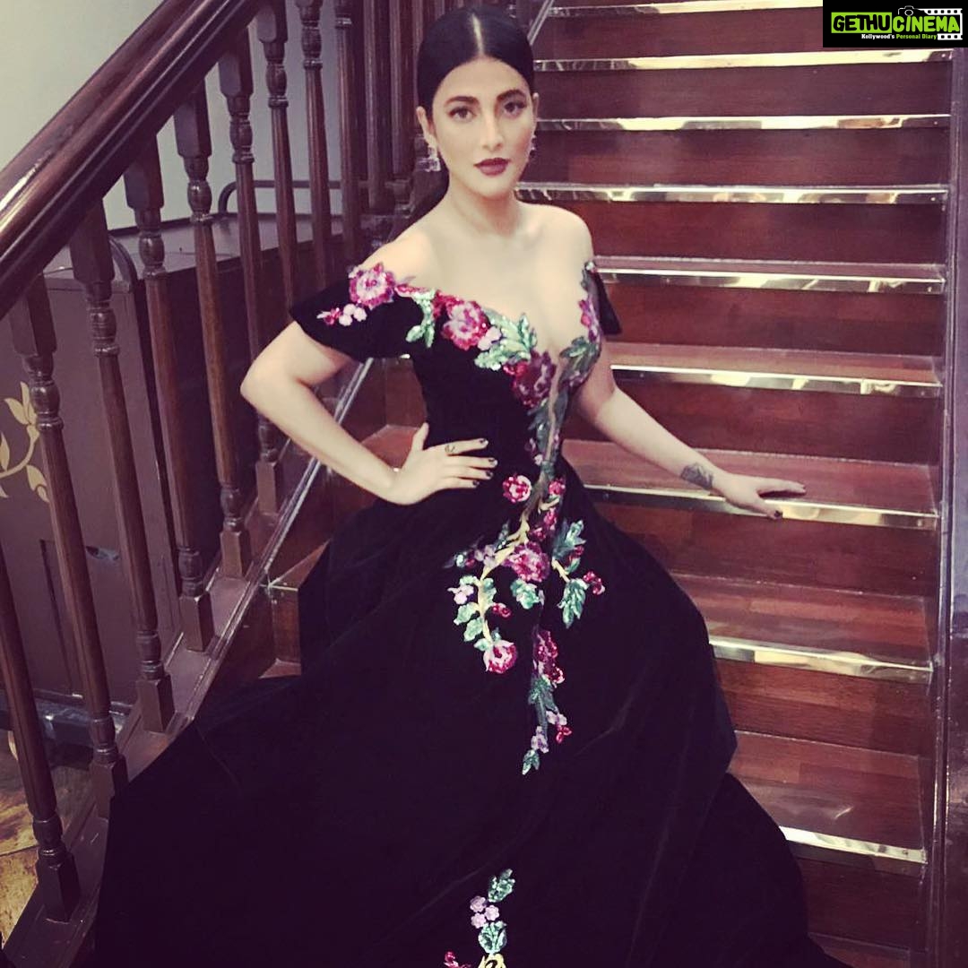 Shruti Haasan Instagram - For the vanitha awards today in kochi wearing A @kujtameri gown and Jewellery by @diosajewels Styled by @sanjanabatra Make up @dilshadukaji_mua