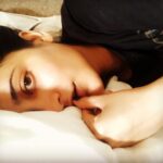 Shruti Haasan Instagram - Thought I’d say hi before my pre gig nap 😴 it’s been so fun rehearsing with absolutely lovely musicians for our show tonight - can’t wait for all of you to see it #kochi #music #travel #nomakeup #humidityskinglow