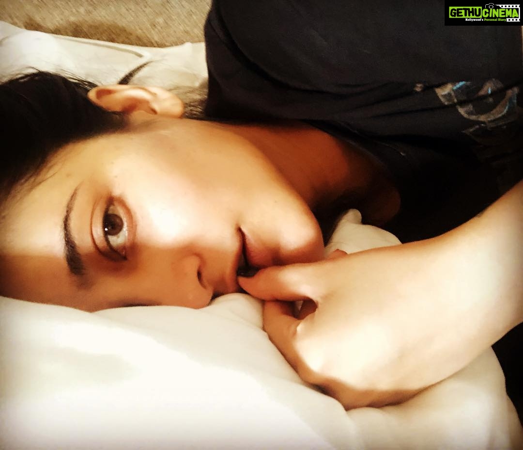 Shruti Haasan Instagram - Thought I’d say hi before my pre gig nap 😴 it’s been so fun rehearsing with absolutely lovely musicians for our show tonight - can’t wait for all of you to see it #kochi #music #travel #nomakeup #humidityskinglow