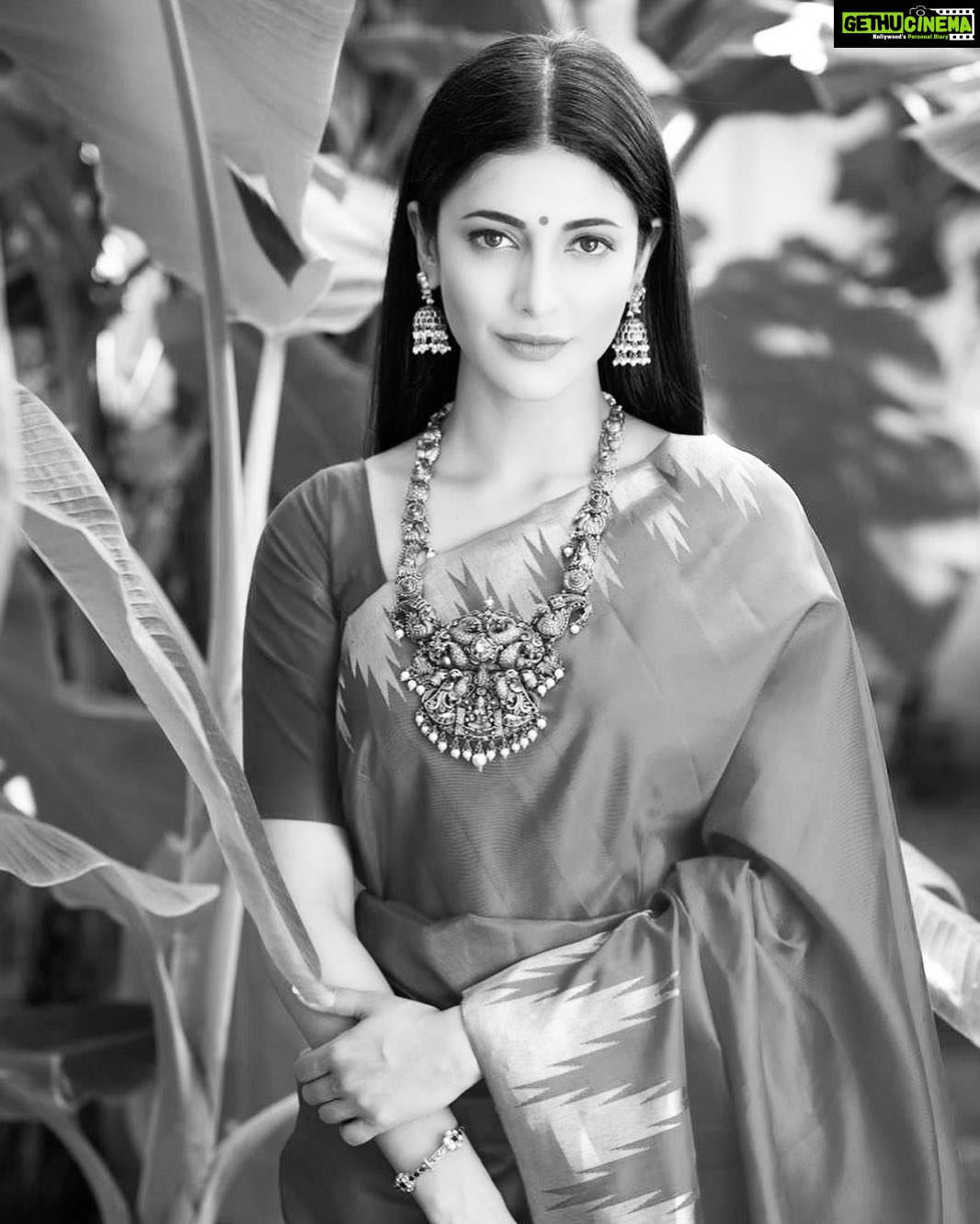 Shruti Haasan - 583.7K Likes - Hi there !!! Been ages since I wore anything traditional !! Itās been the sweatpants look for days and days and days š so hereās a Friday flashback for you š„°