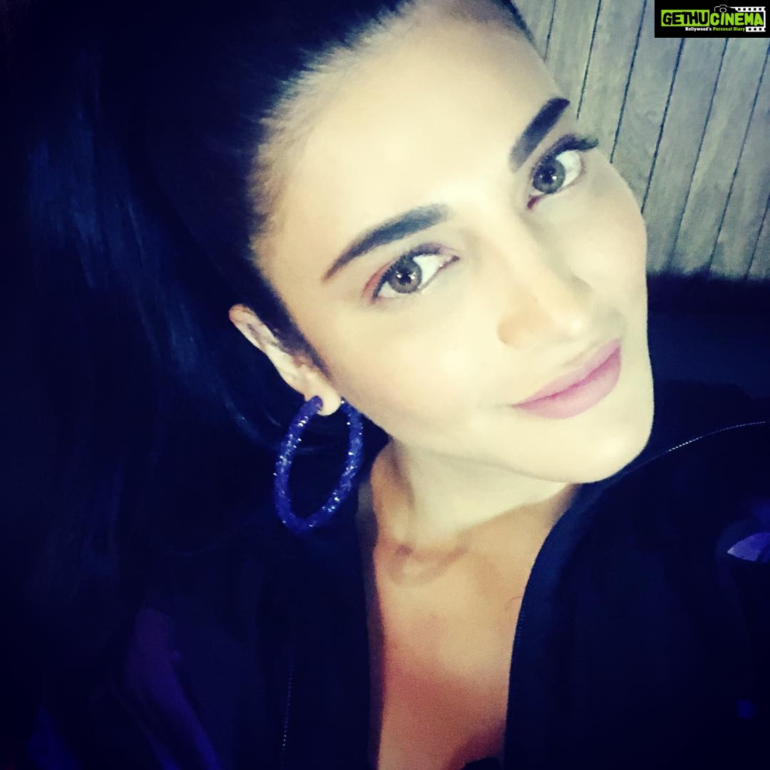 Shruti Haasan Instagram - Oh hey there ! 🎵 #studioday #music #happyme