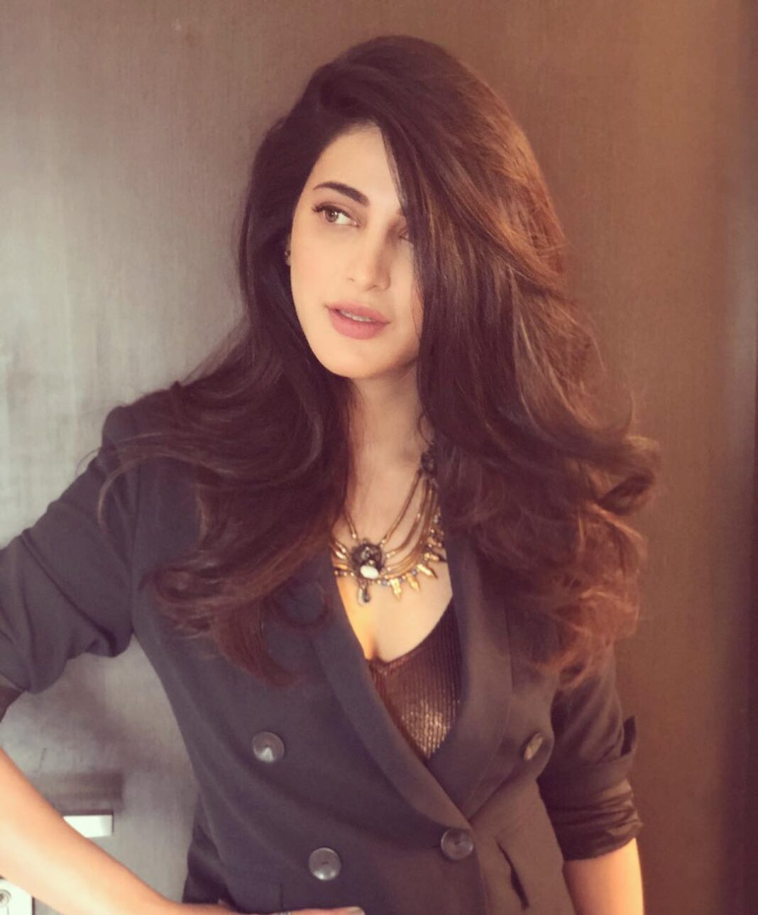 Shruti Haasan Instagram - 💚🖤💚Pant suit @zara Stylist @sanjanabatra HMU @dilshadukaji_mua