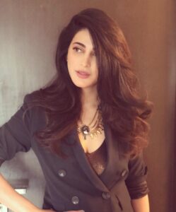 Shruti Haasan Instagram - 💚🖤💚Pant suit @zara Stylist @sanjanabatra HMU @dilshadukaji_mua