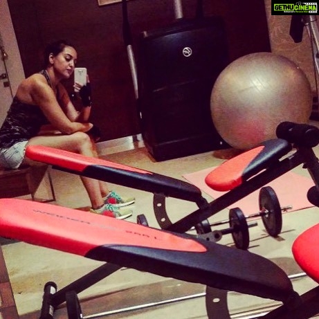 Sonakshi Sinha Instagram - Strive for progress, not perfection. For years ive struggled to see SOME kind of definition on my arms and shoulders and guess what i notice in between sets today! Its a small achievement on a long road but its an achievement nonetheless. Progress = motivation = results! #strongissexy #smallvictories #fitandstrong #nevergiveup #sundayselfie #sonaisfit