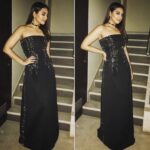 Sonakshi Sinha Instagram – At the @filmfare party last night styled by @mohitrai (tap for credits) and hair and makeup by my trusted team @niluu9999 and @sheetalfkhan ❤️️ #sonastylefile #glamandglory #allblacksoswag