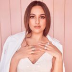 Sonakshi Sinha Instagram - Do i have your attention? For #bhujpromotions Team: Styling @mohitrai with @tarangagarwal_official @shubhi.kumar (tap for deets) Hair @themadhurinakhale Makeup @heemadattani Photos: @tejasnerurkarr