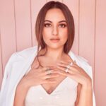 Sonakshi Sinha Instagram – Do i have your attention?

For #bhujpromotions

Team:
Styling @mohitrai with @tarangagarwal_official @shubhi.kumar (tap for deets)
Hair @themadhurinakhale 
Makeup @heemadattani 
Photos: @tejasnerurkarr