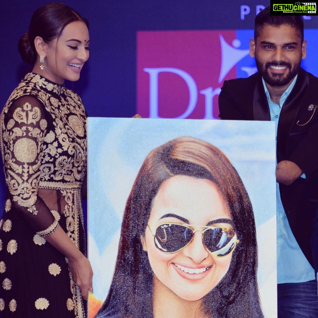 Sonakshi Sinha Instagram - This is Dhaval Khatri. One of the most talented artists I've ever met. He lost his arms at the age of 14 but not his positivity. Re-taught himself how to write, paint and carry on with everyday life without any help from others. Im honored to have met such a person, who reinstates that we are the only ones who limit ourselves and that nothing is impossible. Thank you for this amazing portrait Dhaval, its one of the best pieces of art ill ever posess ๐ #PositiveHealthAwards #inspiringpeople #noexcuses