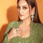 Sonakshi Sinha Instagram - For #TheBigPicture finale weekend! Styled by @mohitrai with @ruchikrishnastyles @tarang_a (tap for deets) Makeup : @heemadattani Hair by : @themadhurinakhale Photographs by : @kadamajay