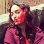 Sonakshi Sinha Instagram – Happppy Holi! Mask pehen ke rakhte toh aaj mein khel rahi hoti 😭😭😭😭 stay safe everyone… ❤️ #throwback