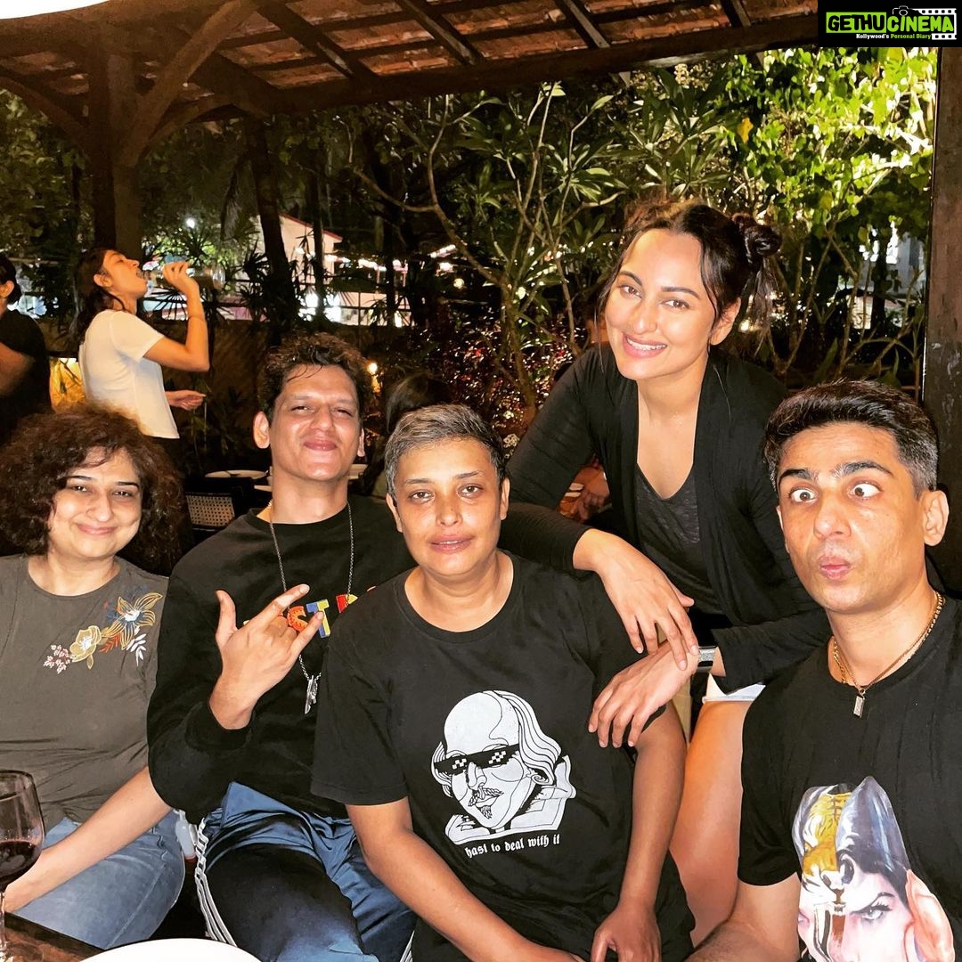 Sonakshi Sinha Instagram - Teams time off 🙌🏼 @reemakagti1 @itsvijayvarma @gulshandevaiah78 #ruchikaoberoi Bomras Goa