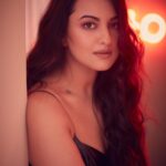 Sonakshi Sinha Instagram – Changed my monday blues to red and black. 

Photo: @kadamajay 
Styling: @mohitrai 
Hair: @themadhurinakhale 
Makeup: @heemadattani