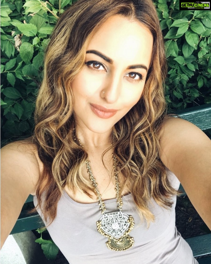 Sonakshi Sinha Instagram - Remember when i was blonde?? 😂#flashbackfriday