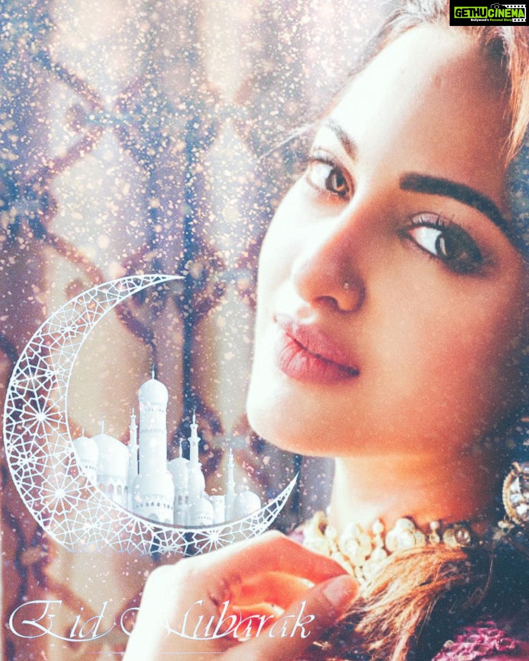 Sonakshi Sinha Instagram - Eid Mubarak! The world needs love and compassion more than ever now... pray for all those who need it! Dua mein yaad rakhna ❤️
