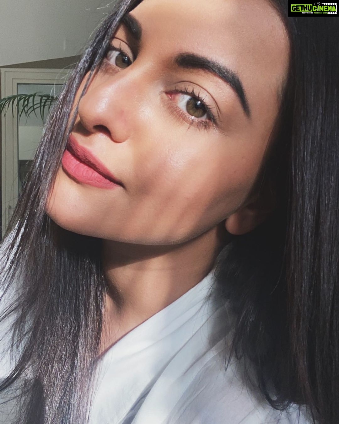 Sonakshi Sinha Instagram - #SundaySelfie because i dont know what day it is anymore 🙄 #lifeinthetimeofcorona #lockdownlife