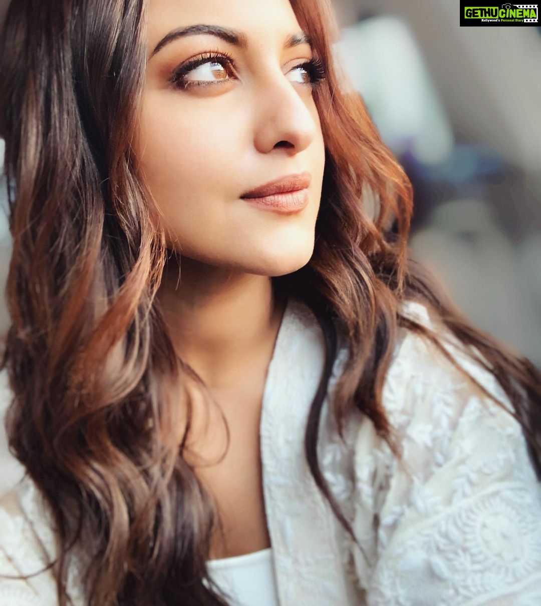 Sonakshi Sinha Instagram - Looking forward... to so much! #staystrong #neverlosehope