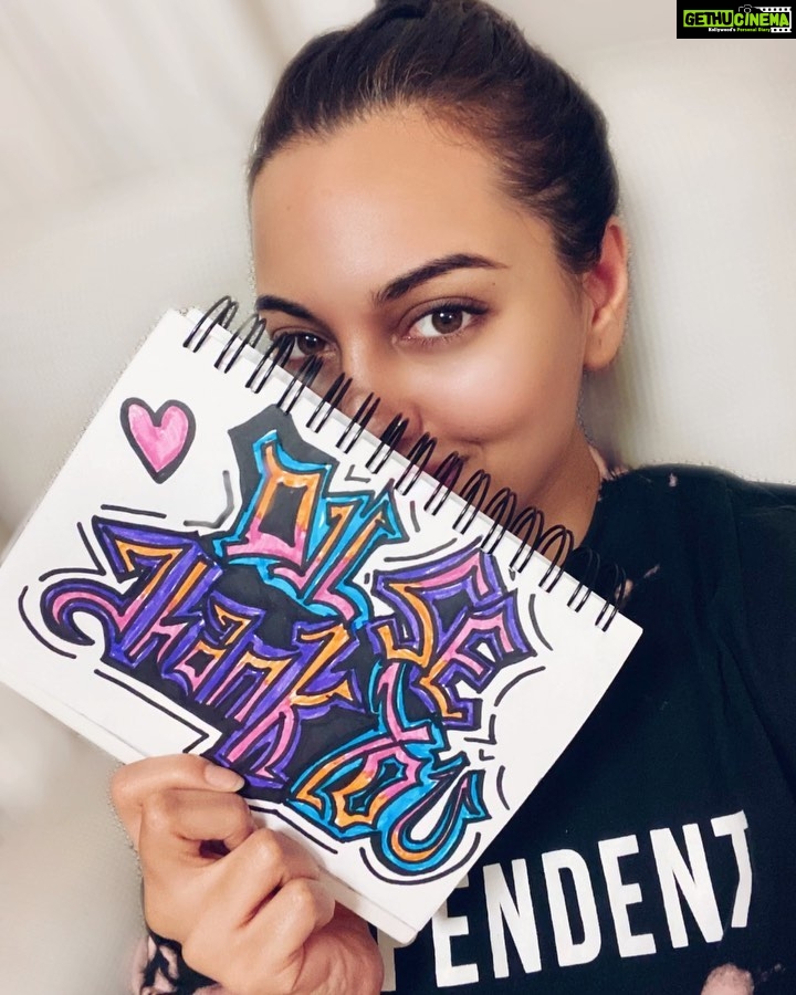 Sonakshi Sinha Instagram - While we are in the safety of our homes waiting for this phase to pass, doctors, healthcare workers, the police force, essential service providers, volunteers & government officials are leading the battle against Corona. Here is a #DilSeThankYou to all of them for taking care of us π #stayhomestaysafe @my_bmc #mumbaipolice