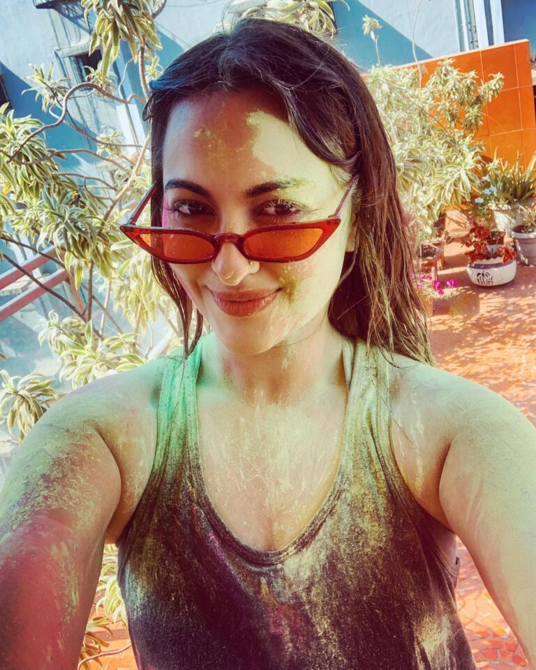 Sonakshi Sinha Instagram - Happy Holi everyone!! Not celebrating my favorite festival this year, because its more important to be safe! Hope you all have a safe and sound holi too 😊