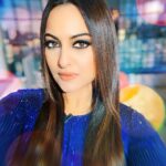Sonakshi Sinha Instagram - देखो... मगर प्यार से 💙 #goldeneyes