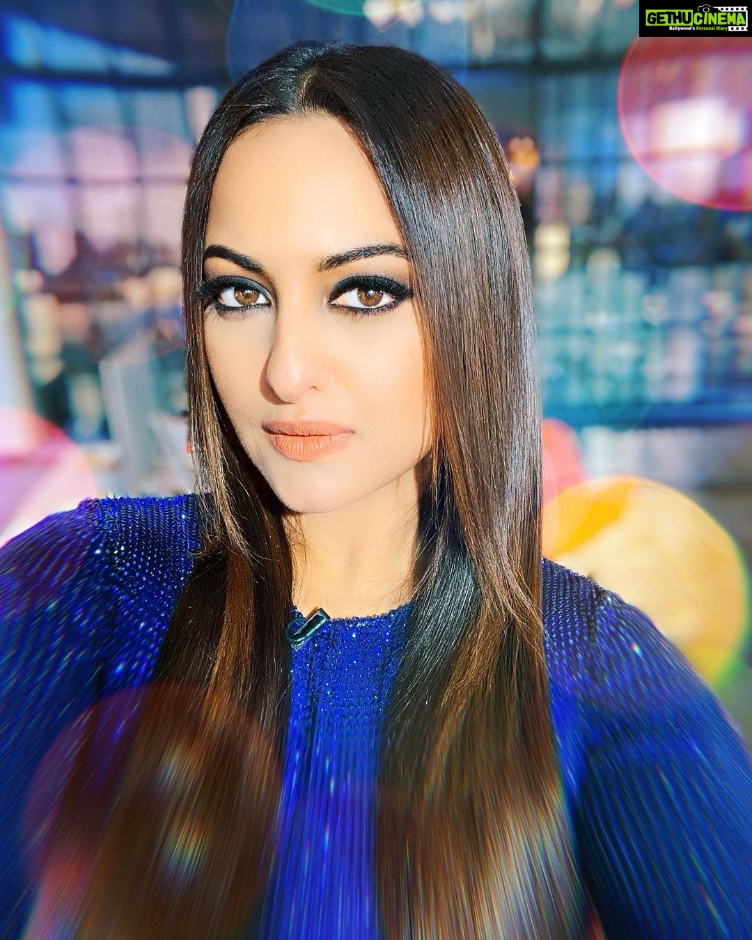 Sonakshi Sinha Instagram - देखो... मगर प्यार से 💙 #goldeneyes