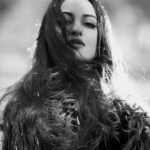 Sonakshi Sinha Instagram - Khaleesi but make it desi! #postpackupshot with the OG - Avi G @avigowariker 📸 makeup by @heemadattani, hair by @themadhurinakhale and the wind, styling by @mohitrai in feathers by @falgunishanepeacockindia 😂