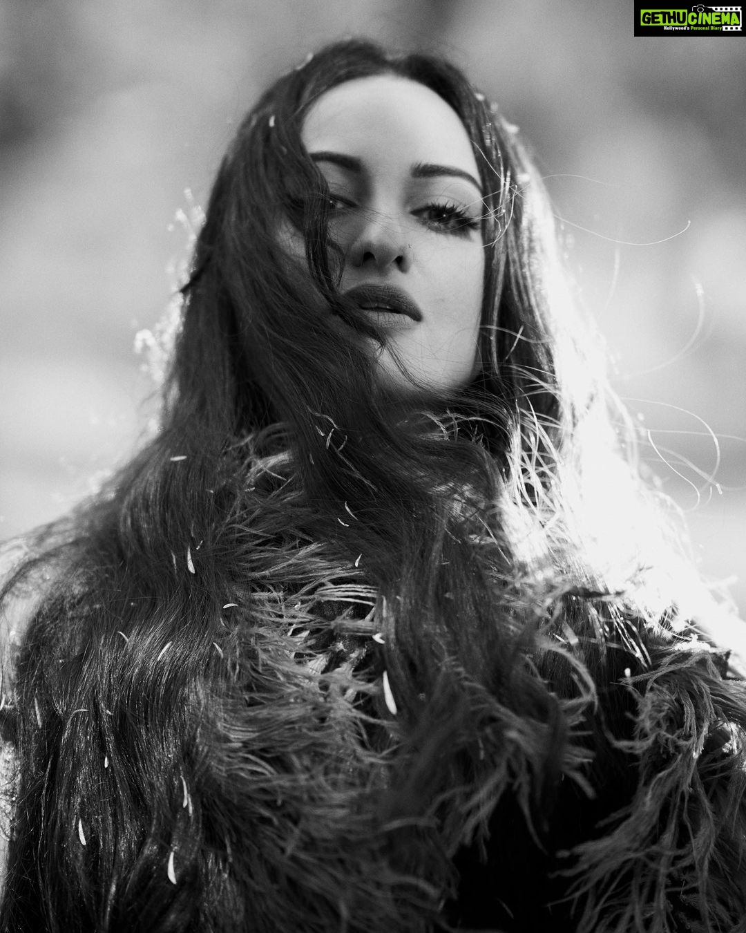 Sonakshi Sinha Instagram - Khaleesi but make it desi! #postpackupshot with the OG - Avi G @avigowariker πΈ makeup by @heemadattani, hair by @themadhurinakhale and the wind, styling by @mohitrai in feathers by @falgunishanepeacockindia π
