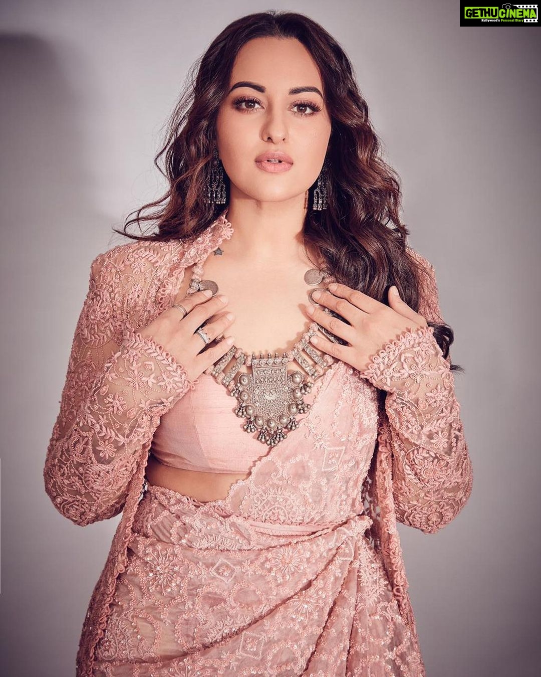 Sonakshi Sinha Instagram - Wedding season is upon us!! Styled by @mohitrai @miloni_s91 (tap for deets) hair by @themadhurinakhale and photos by @kadamajay ❤️