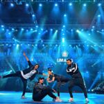 Sonakshi Sinha Instagram - When everyone is ready with their poses, but you’re the only one in the middle of saying something - you take one for the team!!! At rehearsals for #Umang2020 with my core team @sanjayshettyofficial @immisskhan @vasim115