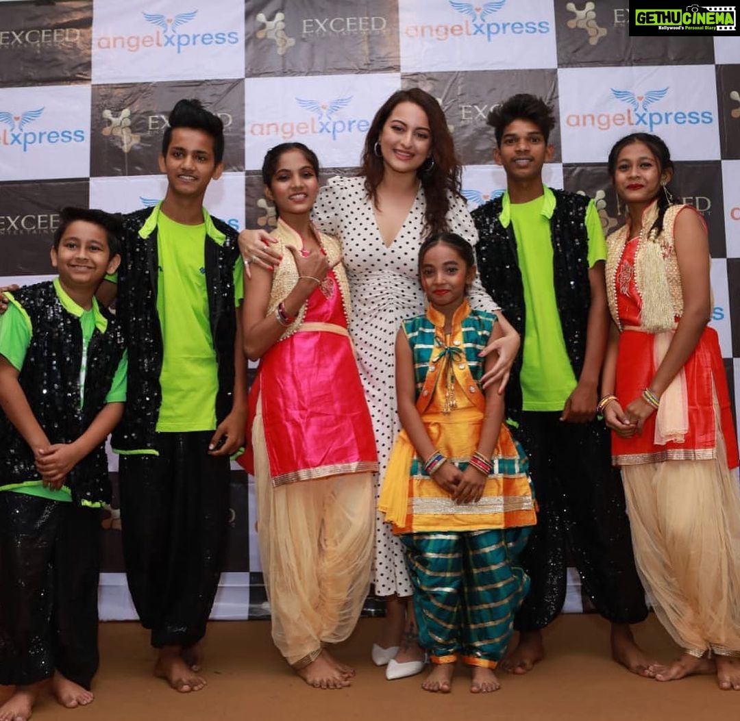 Sonakshi Sinha Instagram - Such a pleasant evening with Exceed Cares and AXF Kids. Loved celebrating an early Christmas with the entire team of AXF and a huge CONGRATULATIONS to Afsar, Anubha and all the volunteers who come together for the cause of education. You guys are the real Heroes. Merry Christmas!! @afsarzaidi @angelxpressfoundation