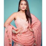 Sonakshi Sinha Instagram - Feeling pink today. For #Dabangg3 promotions styled by @mohitrai @miloni_s91 (tap for deets), hair by @themadhurinakhale, makeup by @savleenmanchanda, photos by @tejasnerurkarr 💕