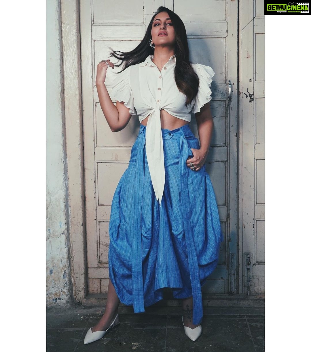 Sonakshi Sinha Instagram - Flippin it! For day 1 of #Dabangg3 promotions... styled by @mohitrai @miloni_s91 (tap for deets), makeup by @heemadattani, hair by @themadhurinakhale and photos by @saajan_singh23 💙