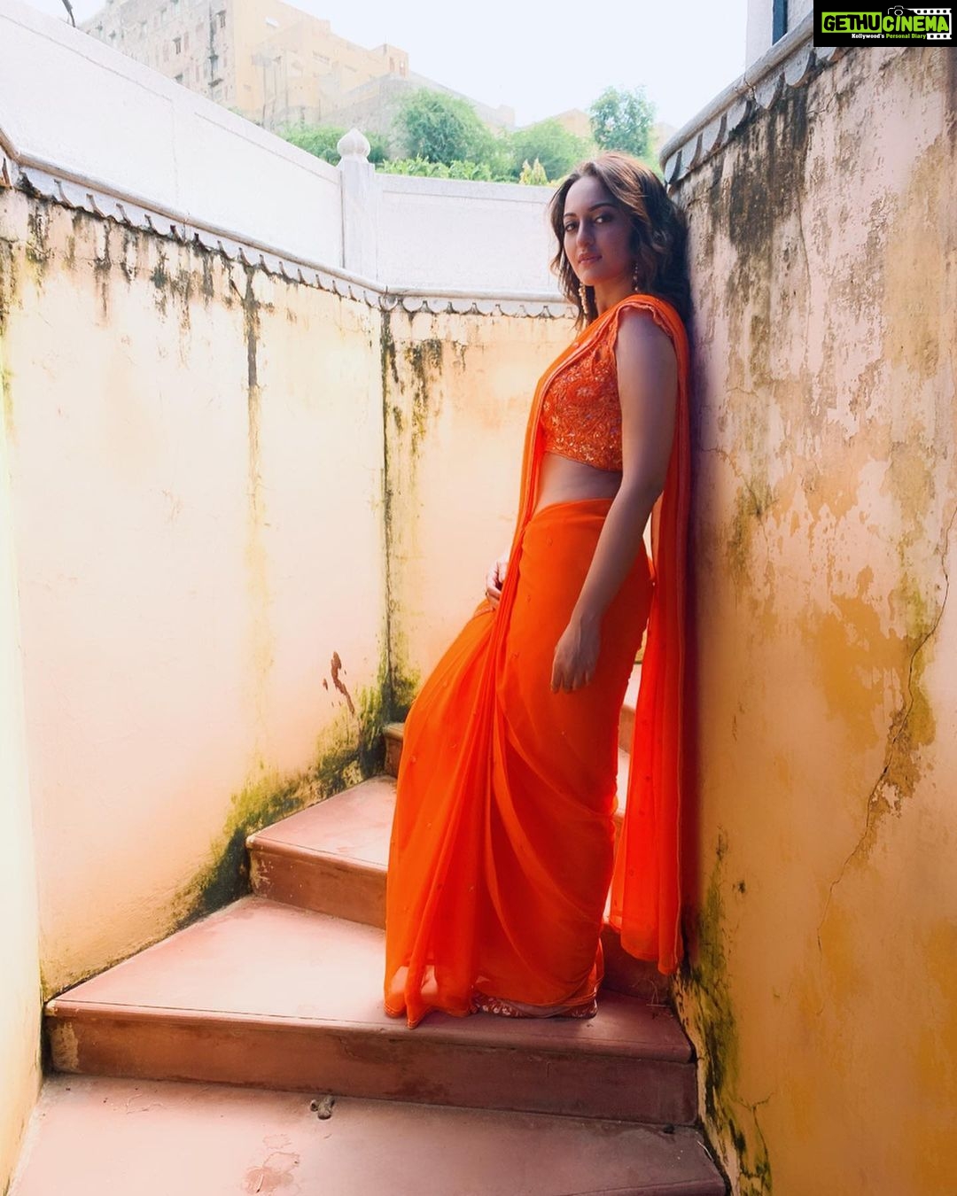 Sonakshi Sinha Instagram - The colors of #YuKarke - #orange! @ashley_rebello @seemakhan76 🧡